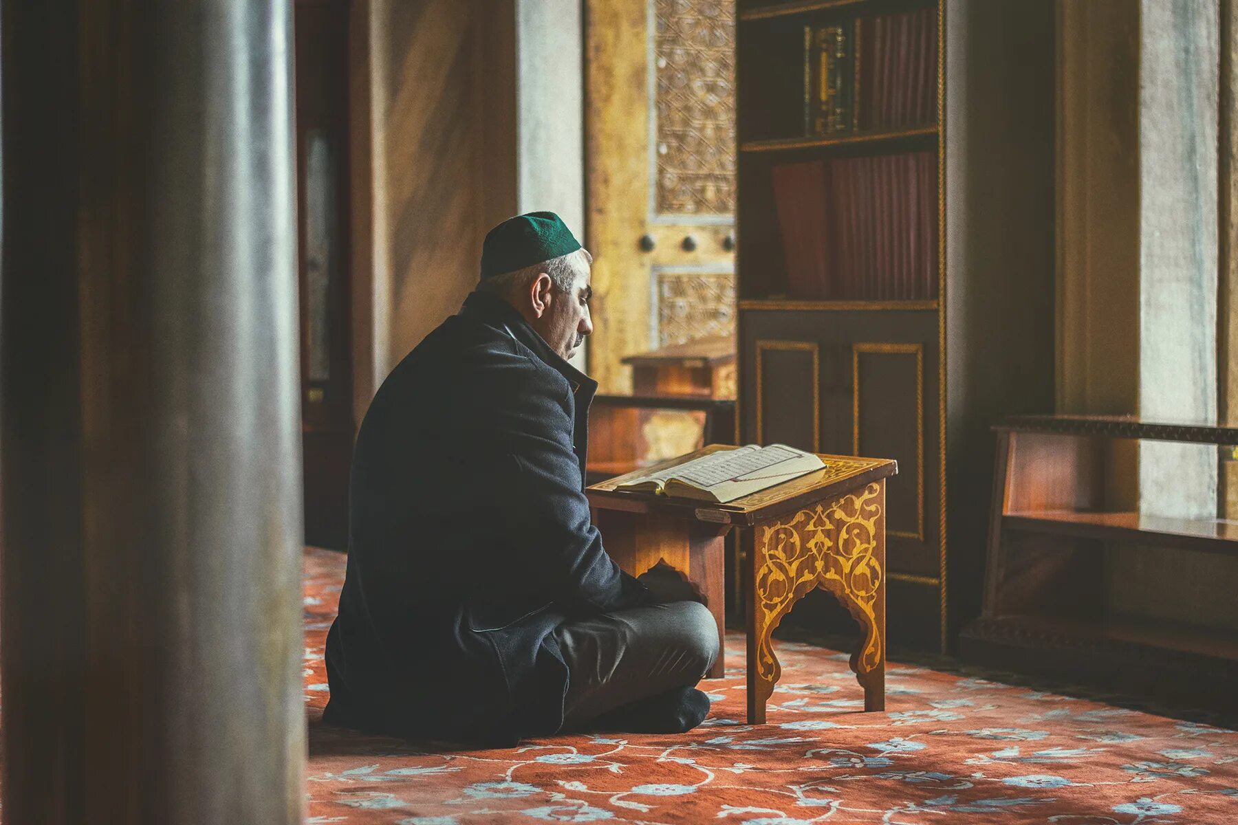 Мусульманин читающий коран. Чтение в мечети. Мечеть с Кораном. Чтение Корана в мечети. Мечеть книга.