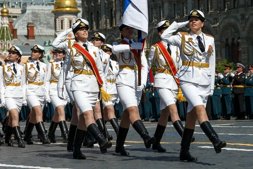 Девушки на параде. Девушки военные на параде. Женская парадная Военная форма. Женщины военнослужащие на параде. День военной формы