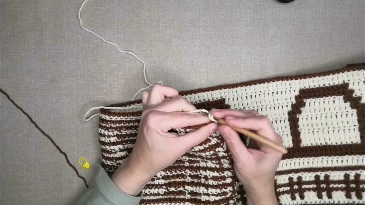 Жаккард крючком техника. Гобеленовое вязание спицами. Гобелен спицами. Гобеленовая мозаика крючком. Мозаичное вязание без отрыва нити крючком.