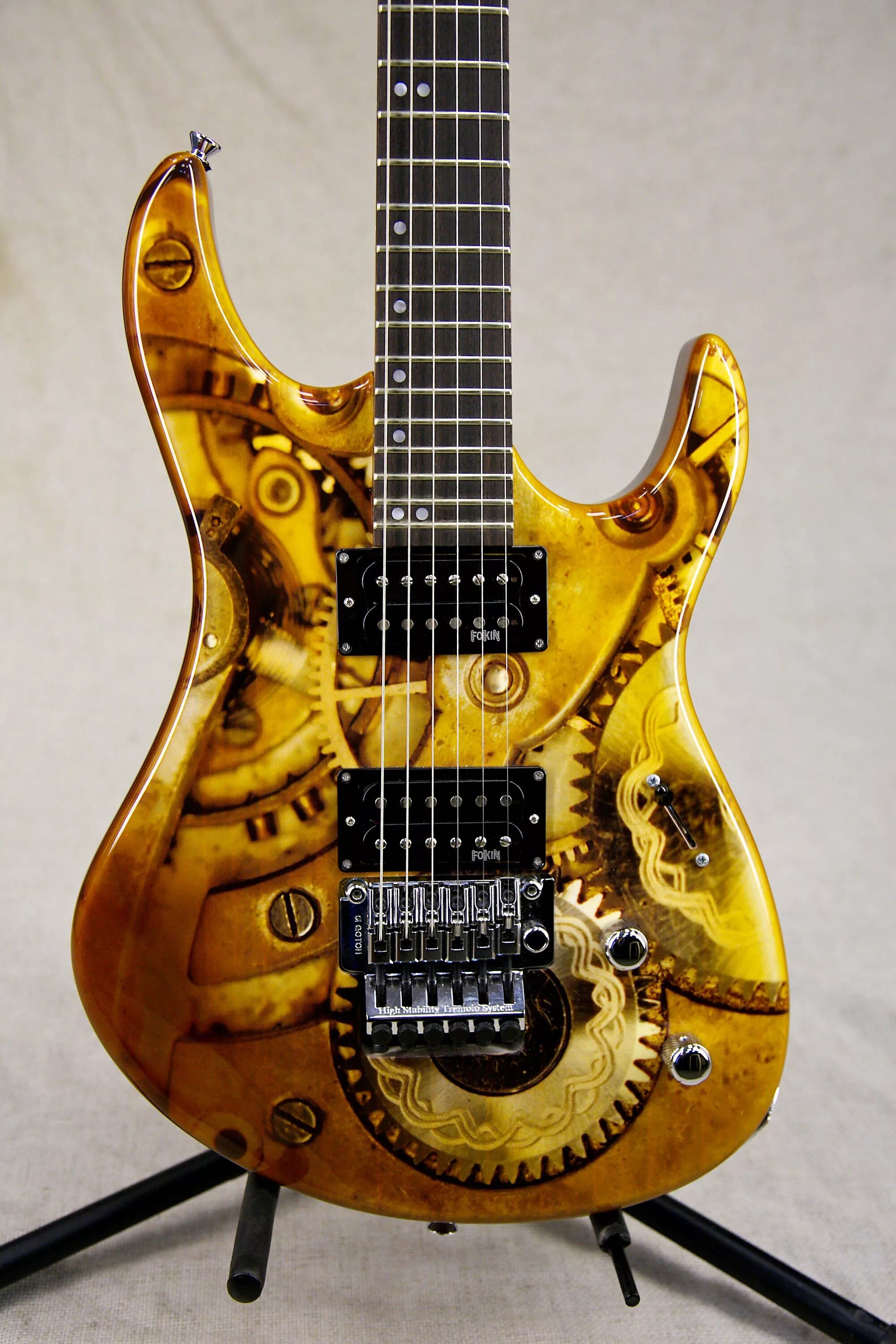 Гитара натуральный. Резная акустическая гитара. Пикгард для акустической гитары. Гитары ручной работы электро. Электрогитара relic.