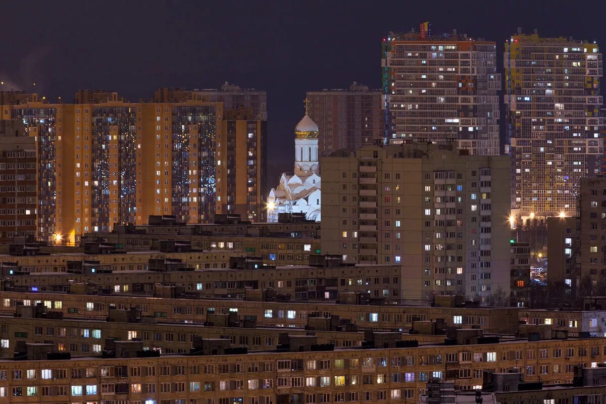 в городах низкое качество. застройка человейники москвы. чистый воздух. 8 улица в нью йорке. улица города.