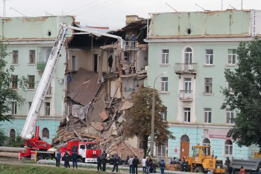 Аварийный дом в Орле на набережной Дубровинского. В Орле рухнул дом на набережной. Набережная Дубровинского дом который разрушился Орел. Разрушенный дом.