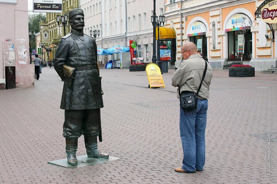 Premium Photo Sculpture of the Policeman Bolshaya Pokrovskaya street Nizhny Novg