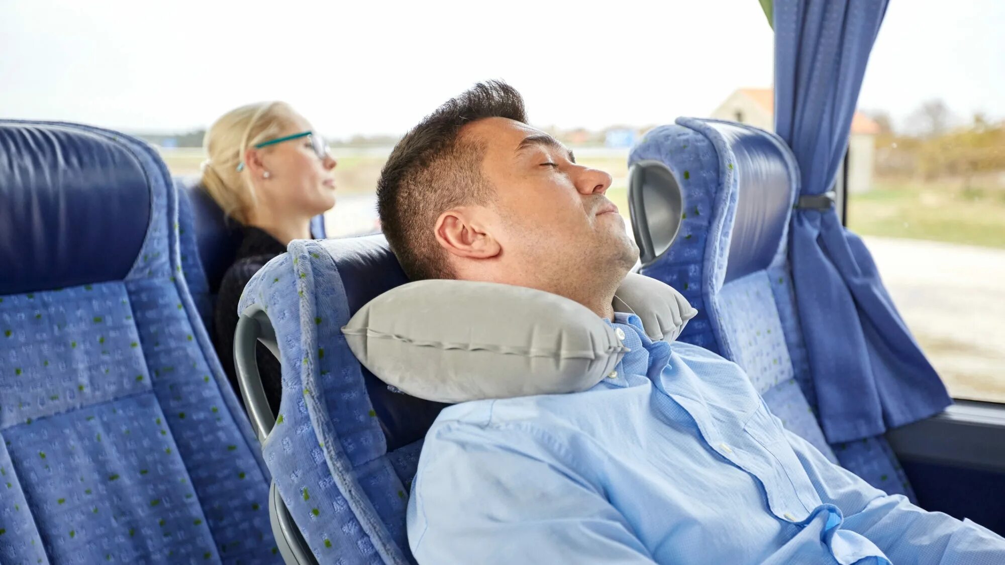 Подушка для путешествий в автобусе. Подушка для сна в транспорте. Подушка для сна в автобусе. Путешествия с комфортом.