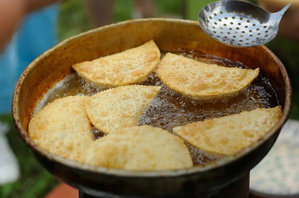 Адыгейский халюж. Адыгейская кухня халюж. Адыгейские пирожки халюж. Халюж с адыгейским сыром.