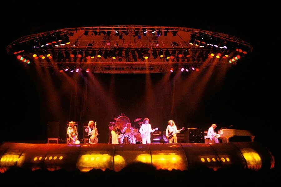 Total иммерсивная акустик а. Stage provides. Stage provides. Электронный стиль музыки фестивали. Stage provides.