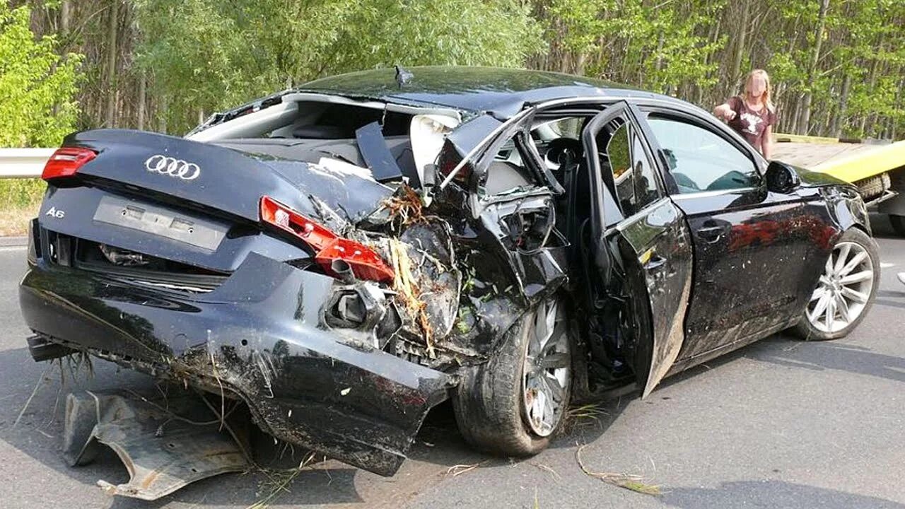 Audi a5 crash. Разбитый Ауди а6. Разбитая машина Ауди а6.