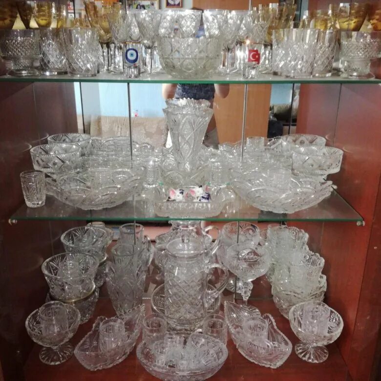 Комиссионный магазин цветного хрусталя. Сервиз в серванте. Бабушкин хрусталь. Стеклянная посуда ссср. Хрустальная посуда чехия богемия.