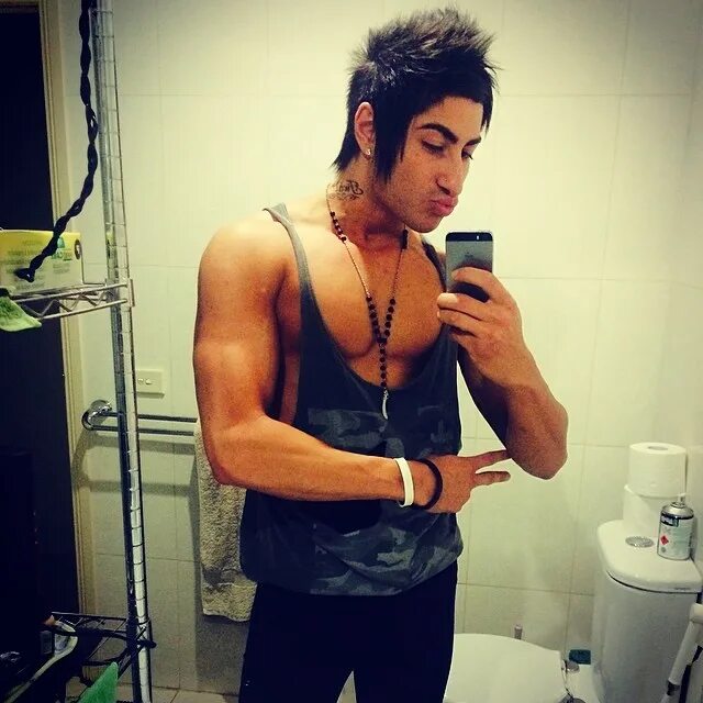 Hairy telegram. Азиз Сергеевич Шавершян Zyzz. Zyzz Hairstyle. Zyzz 2011. Zyzz рост.