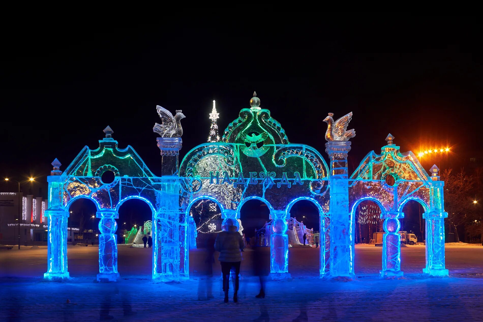 Памятники ижевска зимой. Набережная ижевска новый год. Куда можно сходить в ижевске зимой. Ледовый городок ижевск на центральной площади. Ночной ижевск зимой.