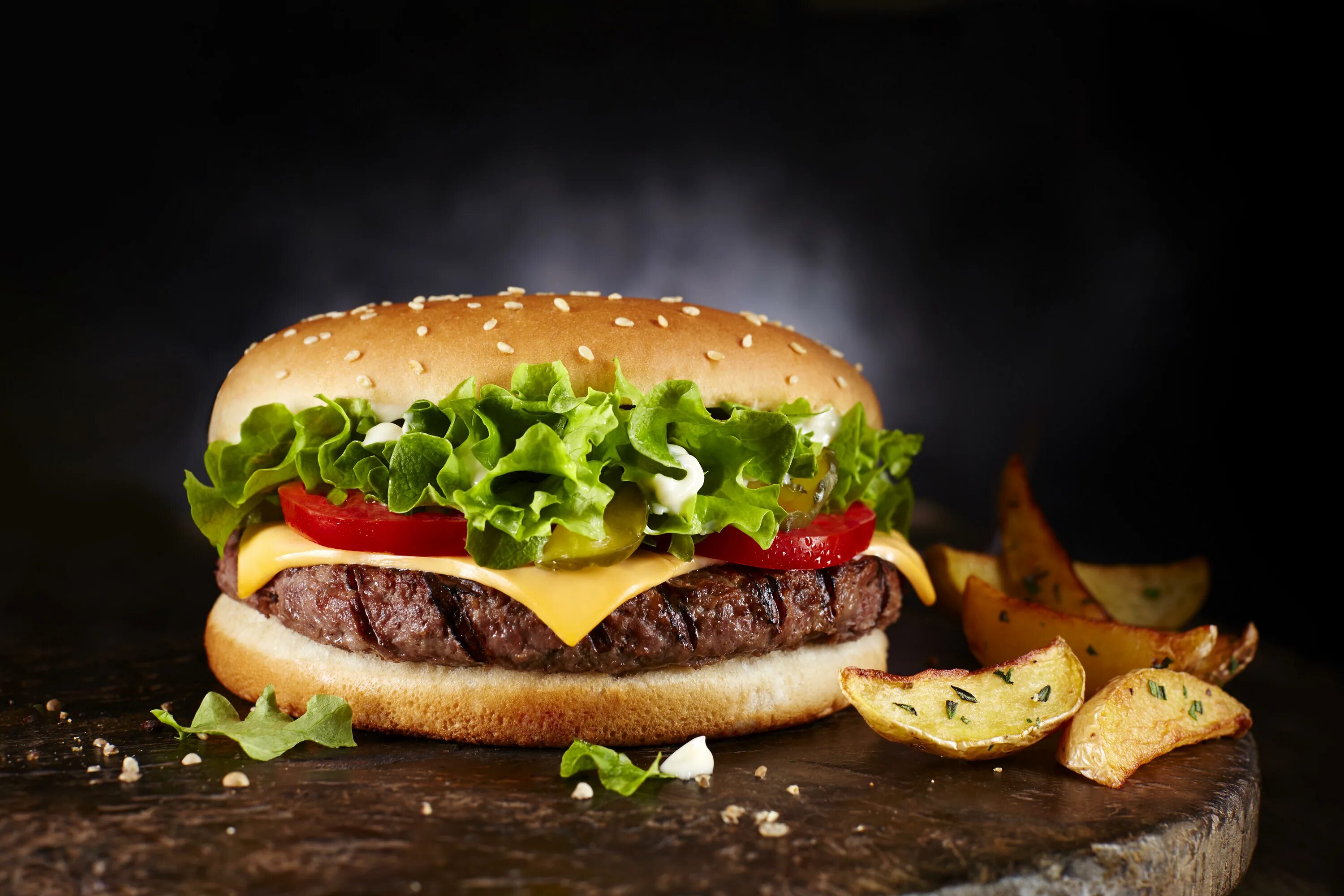 Гамбургер 4. Fast-food — фаст-фуд, Cheeseburger — чизбургер, hot-Dog — хот-дог. Сочные бургеры. Красивый гамбургер. Чизбургер на черном фоне.