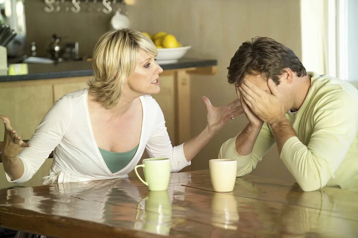 Не говорите мужу видео. Семейная ссора. Мужчина и женщина ругаются. Мужчина и женщина ругаются на кухне. Супруги ссорятся на кухне.
