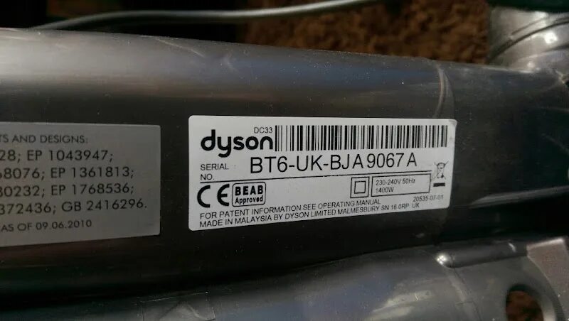 Пробить номер дайсон. Серийный номер на Dyson dc62. Серийный номер пылесоса Dyson. Пылесос Дайсон v 6 серийный номер. Модель пылесоса Dyson по серийному номеру.