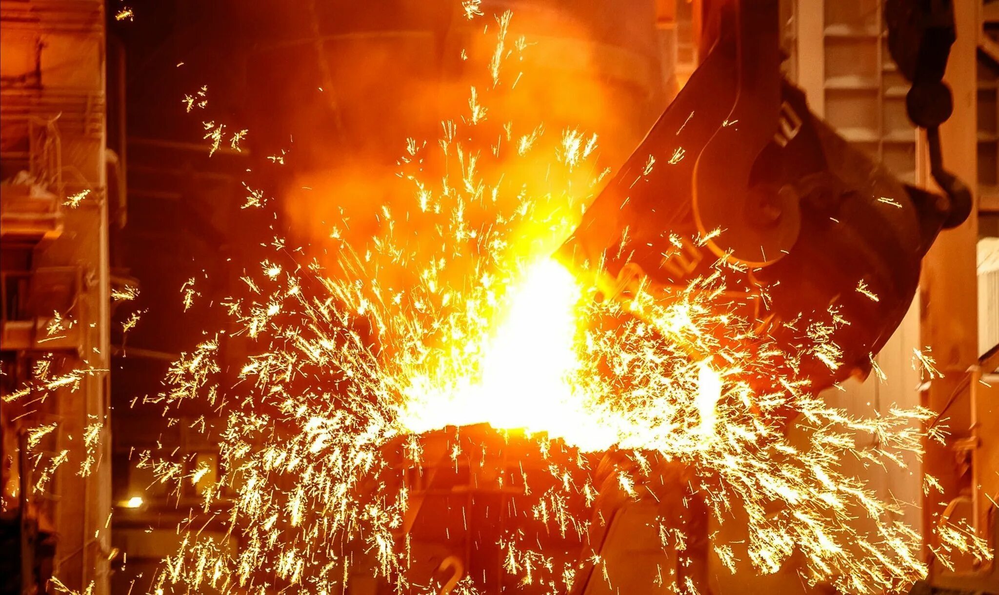 Forge sparks. Литье металлов. Плавленное железо. Фасонно литейный цех нлмк. Металлургия.