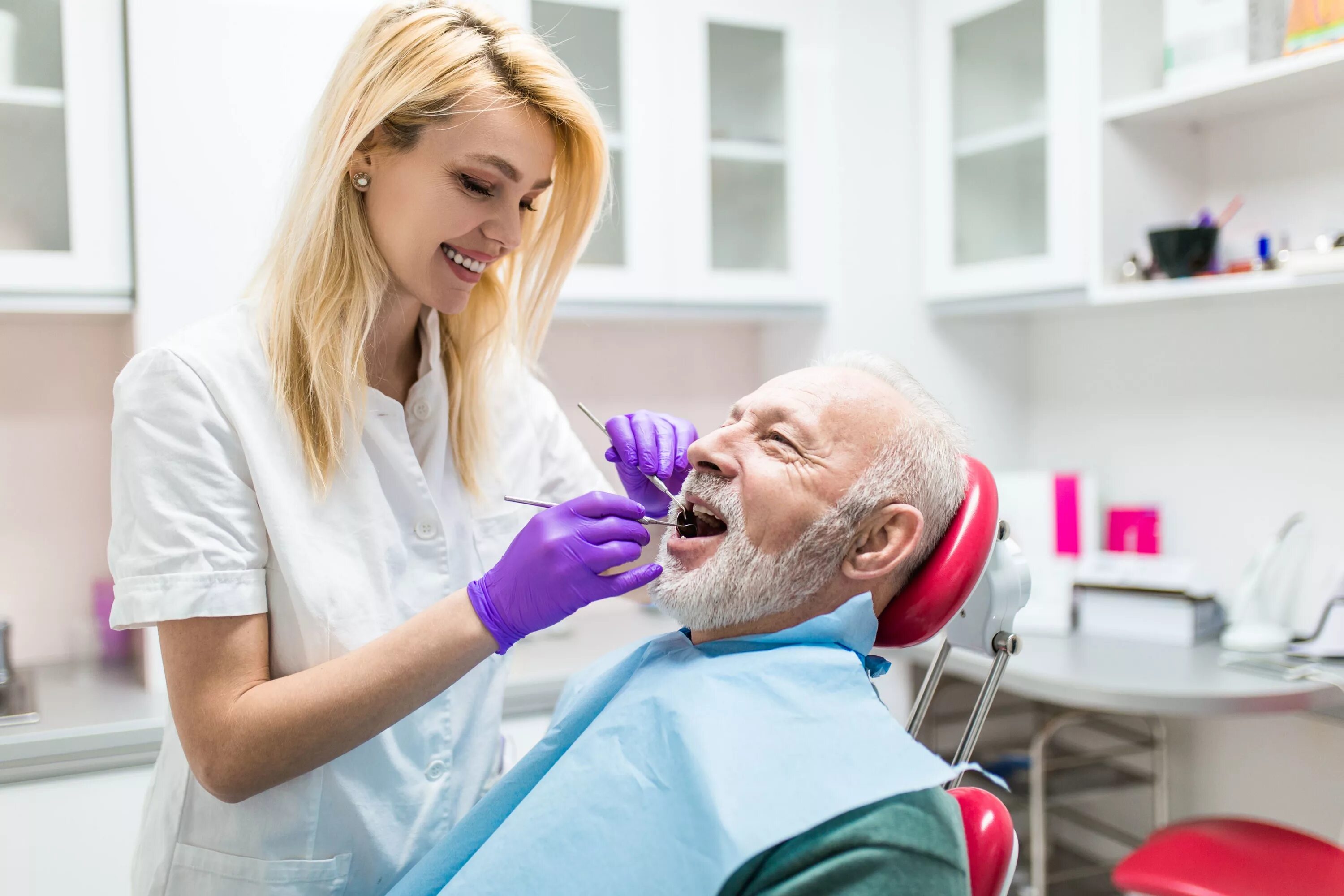 Девушка улыбка у стоматолога. Dental haus лого в зуб в домике. Location smile. Дентал хелп. Дентал хелп.