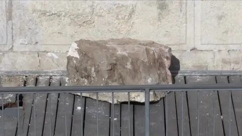 Выпал камень