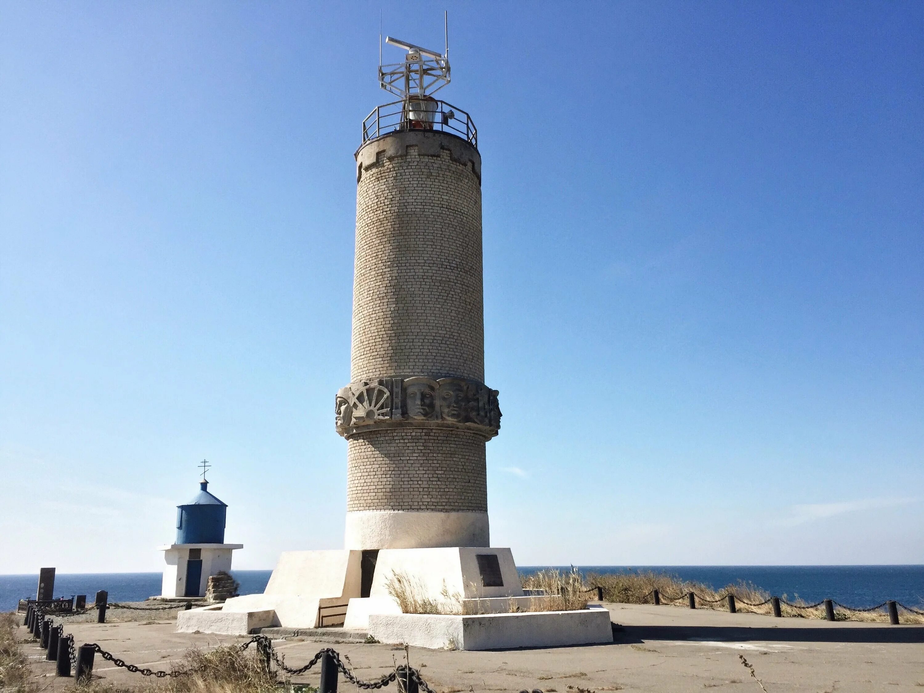 Памятник маяк утриш. Маяк на утрише анапа. Большой утриш в анапе маяк. Маяк крисп-пойнт - мичиган. Большой утриш маяк.