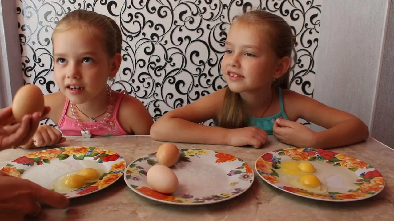 Двухжелтковое яйцо. Эмбрион 7 недель многоплодной беременности узи. Двойной желток в яйце. Яйцо с двумя желтками. Трехжелтковые яйца.