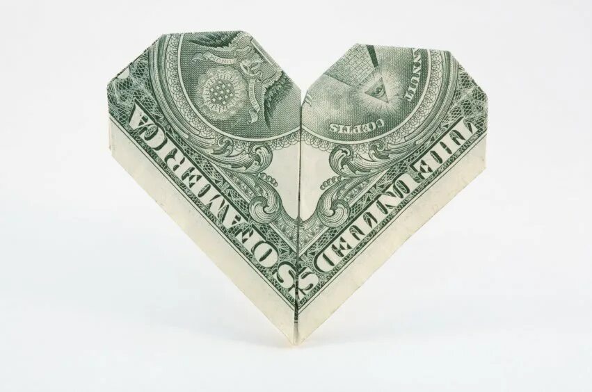 Сердце из денежной купюры. Сердечко из купюры. Деньги в виде сердца. Валентинка из купюры. Сердце из денег