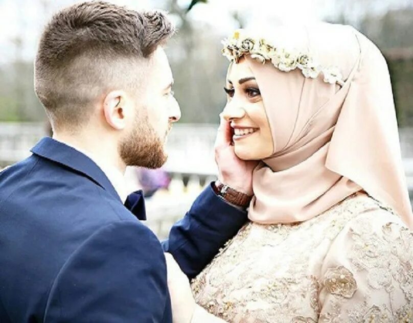 Muslim wife. Мусульманская семья. Мусульманские пары. Красивые мусульманские пары. Мусульманка с мужем.