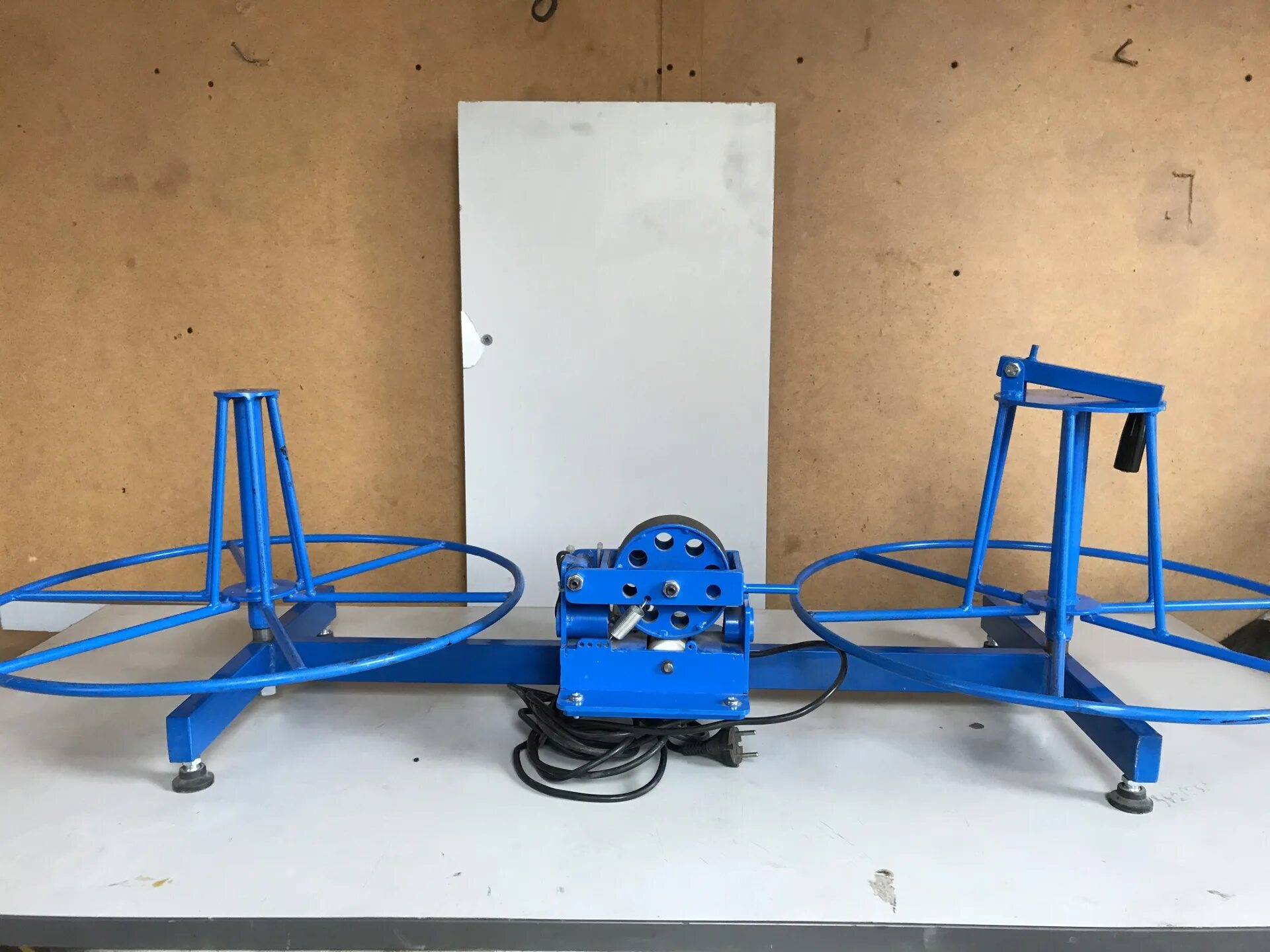 Машина для перемотки кабеля. Перемоточный станок для проволоки в бухты по 30 м. Станок для ручной намотки кабеля на бухту унк-4. Унк-5-2нм с идм-20. Станок для намотки кромки мебельной.