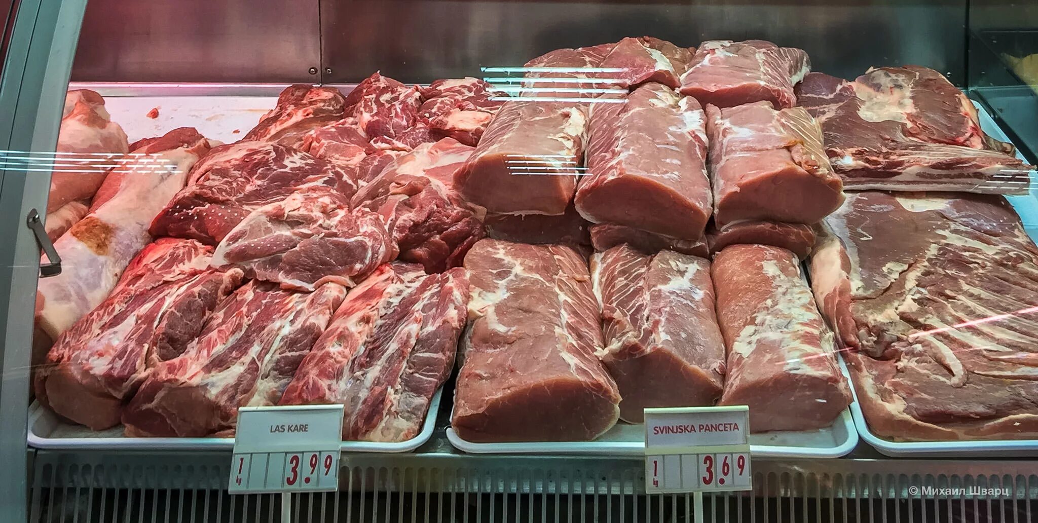 В какую цену мясо. Свинина в магазине. мясо свинины в магазине. магазины мясные со свининой. ассортимент мяса свинины в магазина мясном.