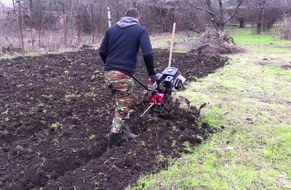 Вспашка культивация мотоблоком. Пахота культиватором. Спошка городов мотоблоков. Мотоблок вспахать сотку