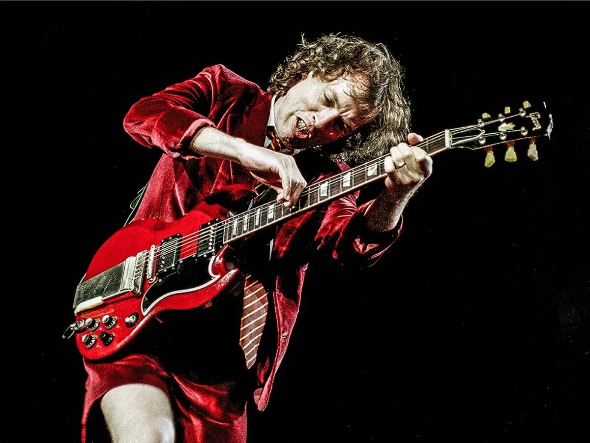 Электрогитара Gibson Angus young SG. Гитарист AC DC Ангус. Гитара Гибсон AC/DC. Angus young AC/DC гитара.