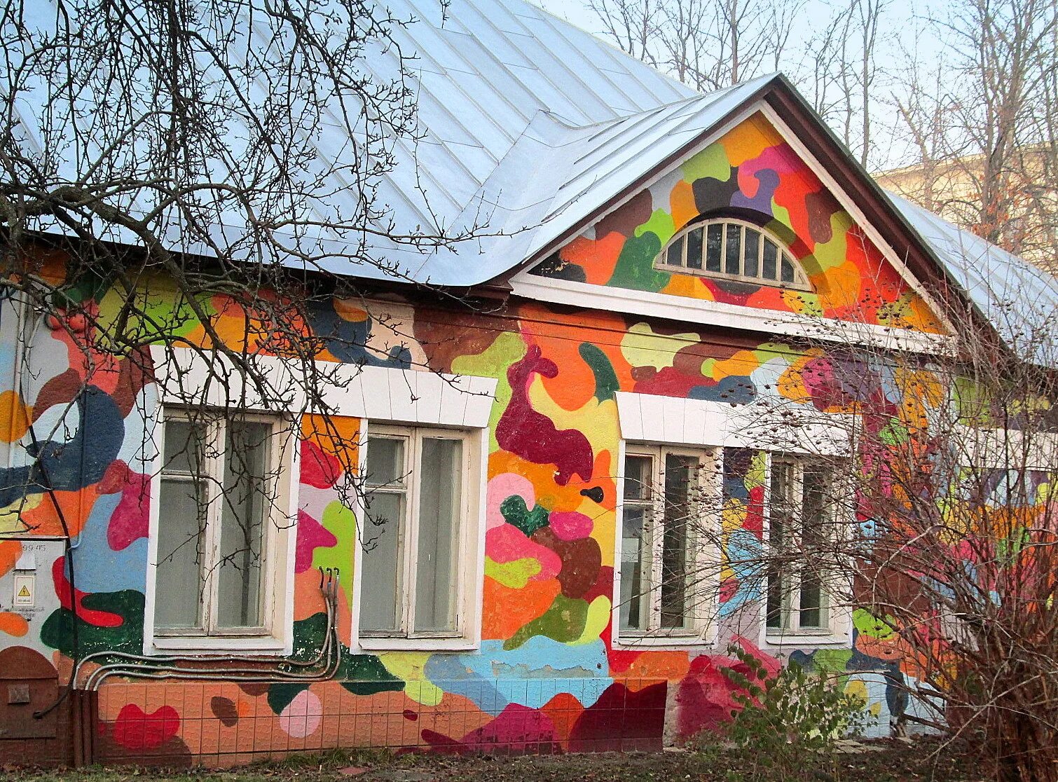 Разноцветные домики. Цветной дом. Красочный дом. Цветной красочный дом.
