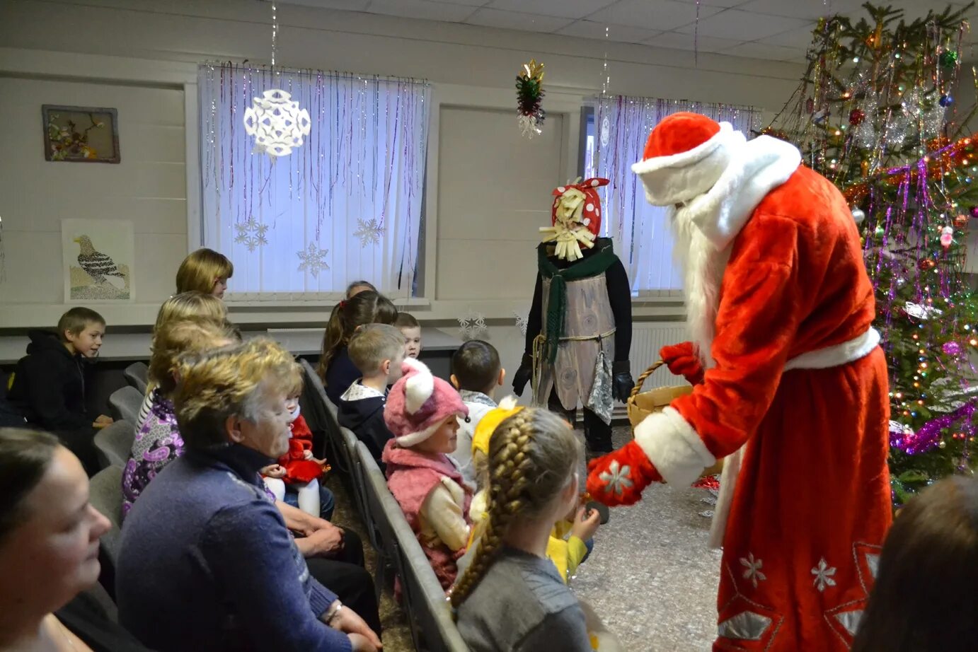 спектакль в начальной школе. сценография новогоднего представления. небольшая новогодняя сказка в классе. новогодний праздник в школе. новогодняя сказка для начальной школы.