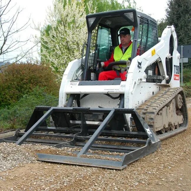 Оборудование bobcat. Навесное оборудование на Бобкэт s530. Планировщик Бобкэт. Выравниватель грунта планировщик Bobcat. Мини планировщик Бобкэт.