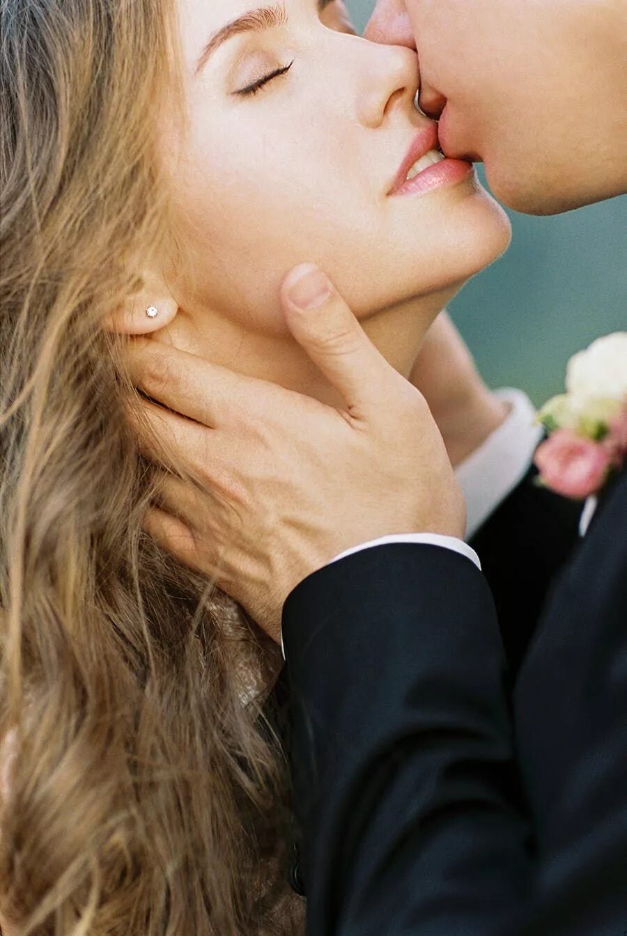 Kiss photos. Поцелуй. Красивый поцелуй. Поцелуй фото. Поцелуй картинки красивые.