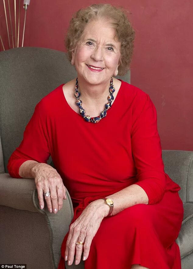 Шэрон глесс кадры. 65 летняя женщина. 65 летняя женщина. Женщина старшего возраста. Элегантная пожилая женщина.