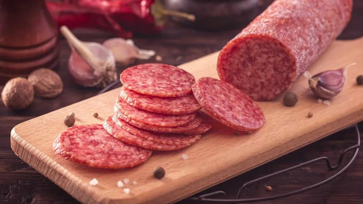 окраина колбаса швейцарская твердокопченая. колбаса венгерская полукопченая. мускатный сервелат мяснов. колбаса московская сырокопченая. сырная колбаса копченая.