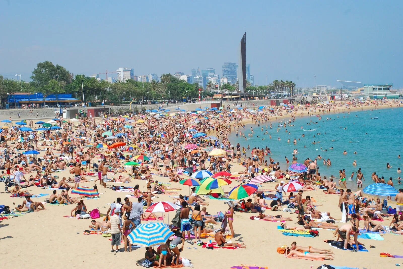Испания Барселона пляж. Городской пляж Барселоны. Барселона город пляжи. Пляж Барселоны летом.