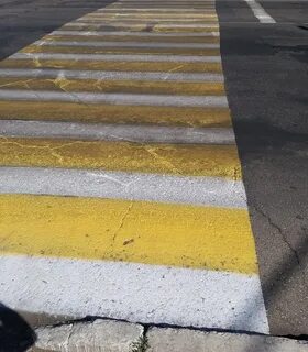 Дорожная разметка желтой краской