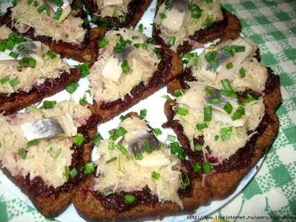 Бутерброды с черным хлебом и свеклой
