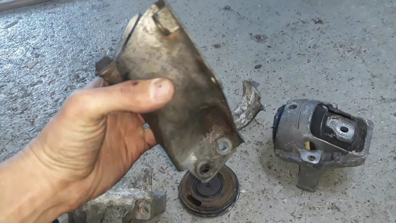 Замена подушек двигателя ауди а4. Туарег v8 замена опоры двигателя. Замена подушек двигателя ауди а4. Подушки двигателя ауди а4 авант. Сайлентблоки балки бмв е34.