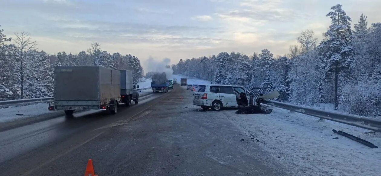 2010 ноябрь 27. ДТП трасса м53 Красноярск. Авария под Красноярском вчера с фурой. Авария в Красноярске вчера на трассе. ДТП В районе малого Кускуна.