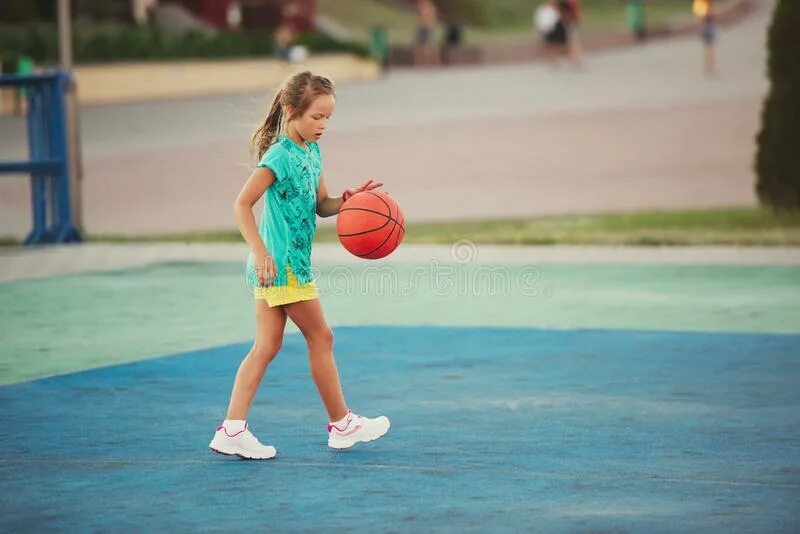 Девушки играющие в мяч. Маленькая девочка с баскетбольным мячом. Баскетбол девочки маленькие. Баскетбольный мяч с ребенком с девочкой. Мяч девушка игры на