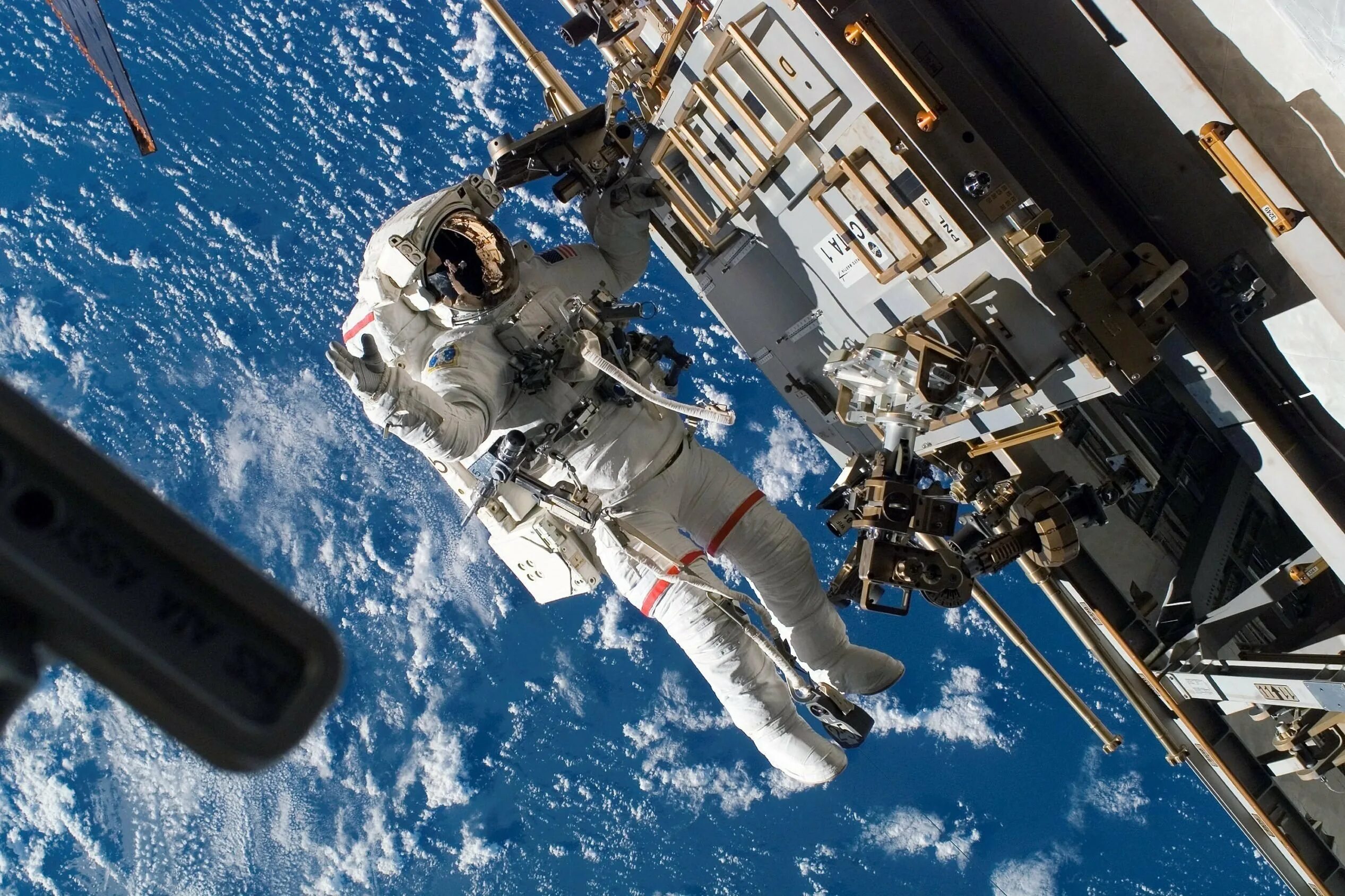 Какой корабль сейчас в космосе. Международная Космическая станция МКС. НАСА МКС. Космонавты в невесомости на МКС. МКС-70 НАСА.