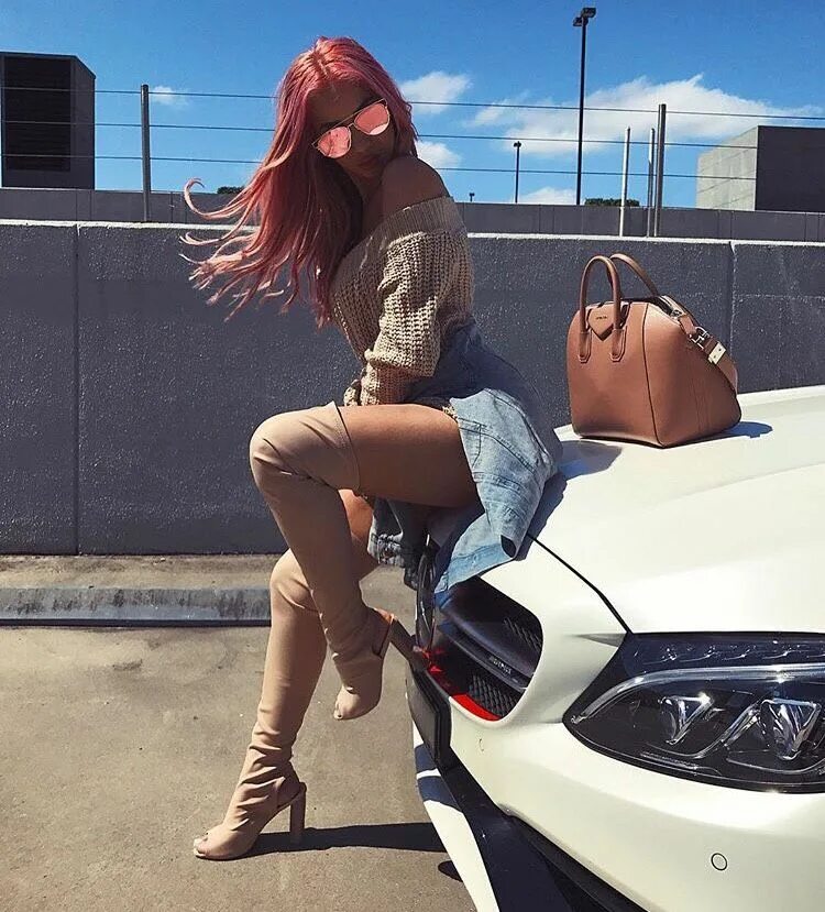 Рыжие девушки в машине. Рыжие девушки в машине. Рыжие девушки в колготках. Рыжие девушки в машине. Рыжая девушка возле машины.