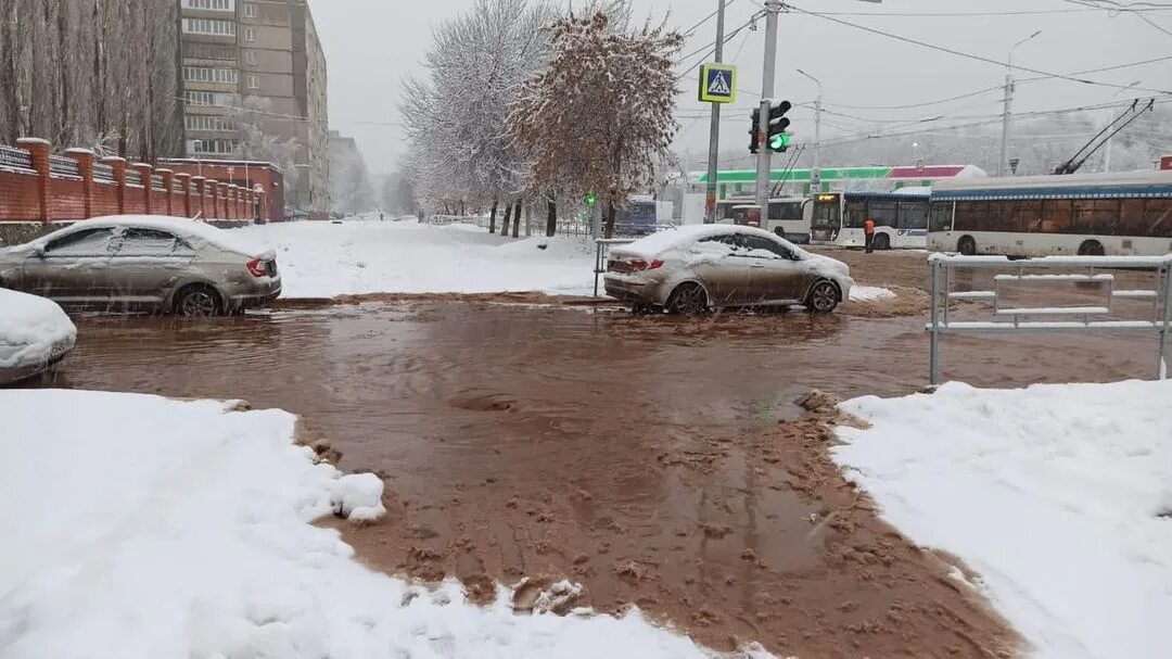 Прорыв трубы. Прорыв трубопровода на дороге. Уфа прорыв. В центре уфы прорвало трубы. Прорыв трубы.