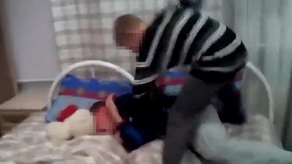 Интернат избиение. Избивание детей в интернате. Избивание детей в интернате. Издеваются над детьми в детских домах. Интернат избиение.