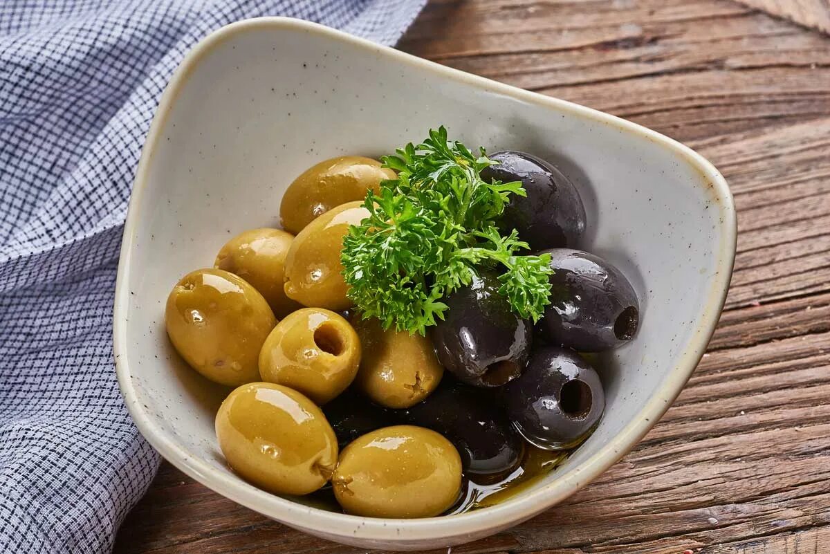 Польза косточек маслин. Оливки и маслины. Оливки и маслины гигант. Ассорти маслин и оливок. Тарелка для оливок.