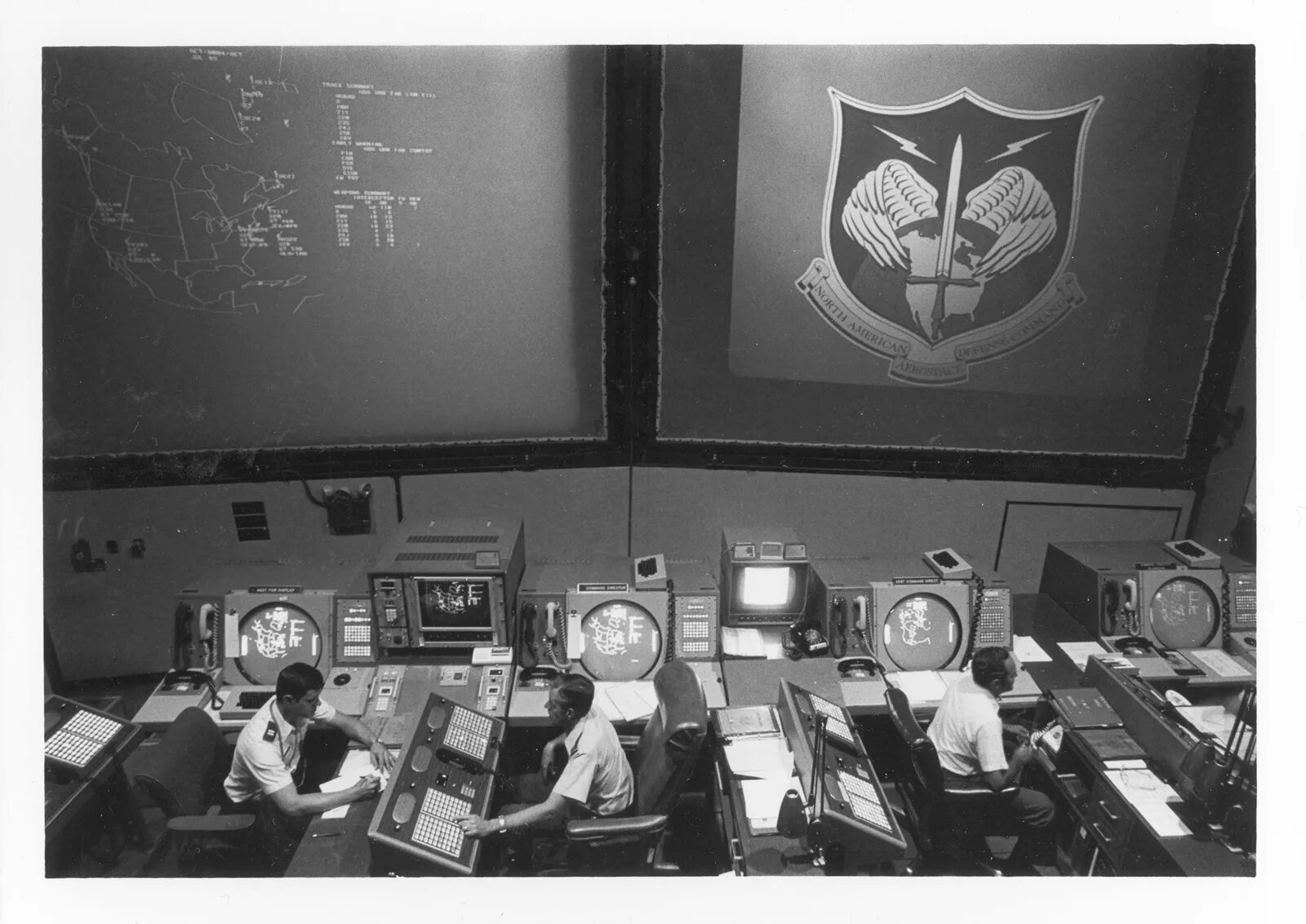 Компьютер чуть чуть. 9 Ноября 1979 NORAD. Система NORAD. Командный пункт NORAD (США). Командования воздушно-космической обороны Северной Америки (NORAD.