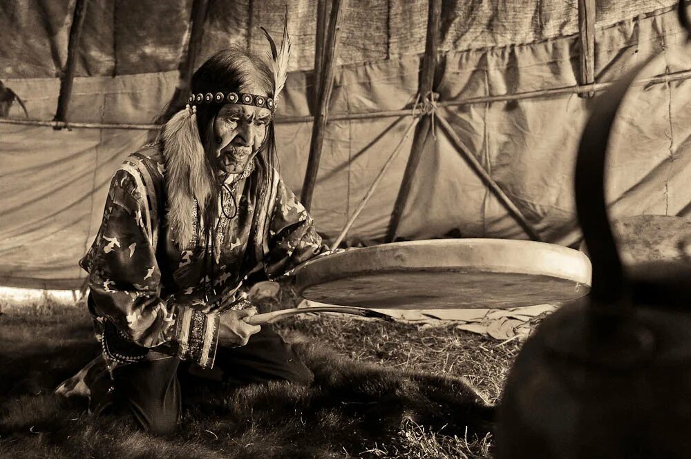 Shaman живой песня. Хакасы Шаманизм. Шаманский бубен манси. Эвенки Шаманизм. Алтайский шаман 19 века.