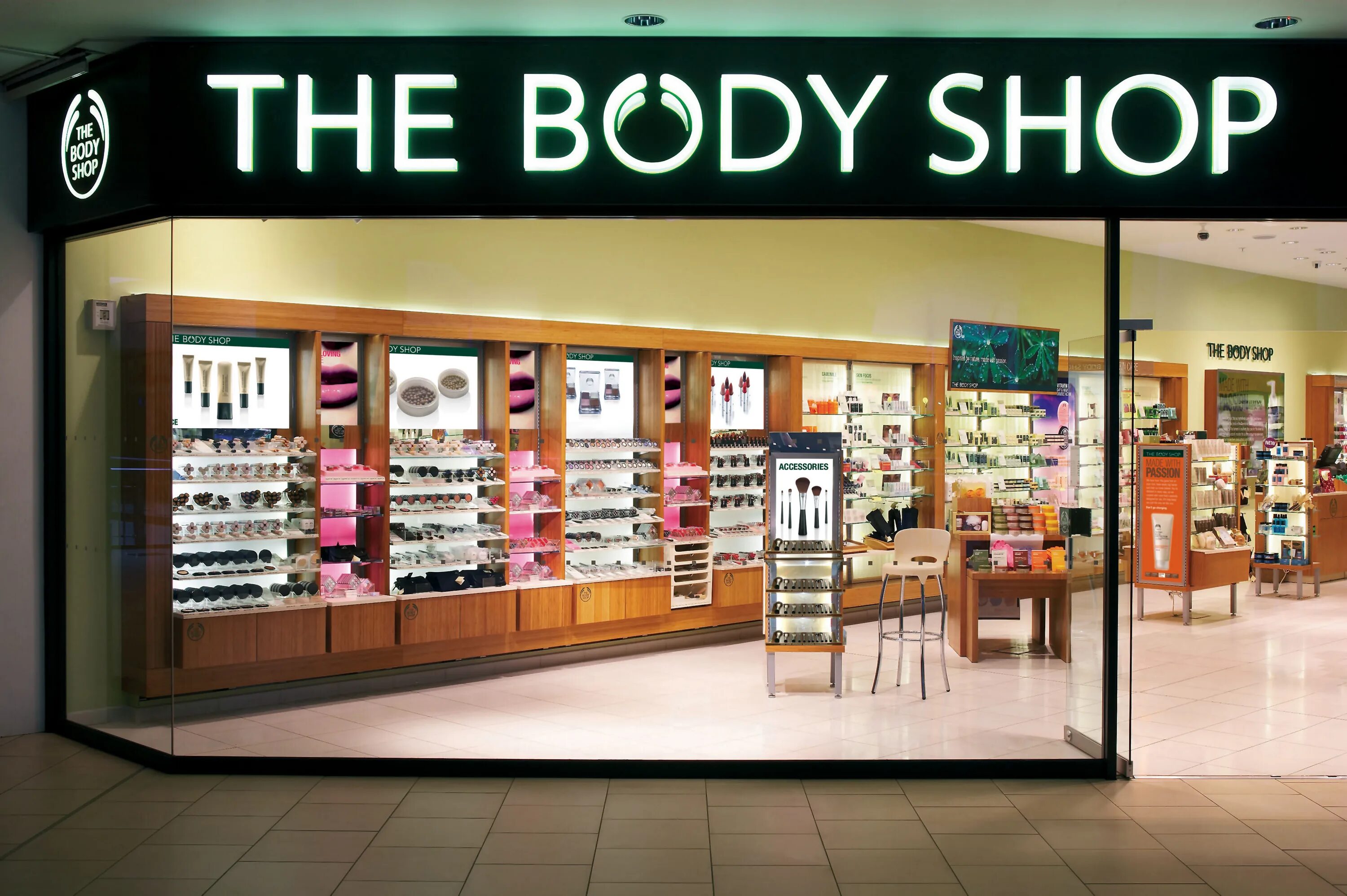 Body store. The body shop магазин. Колор шоп. Магазин косметики body.