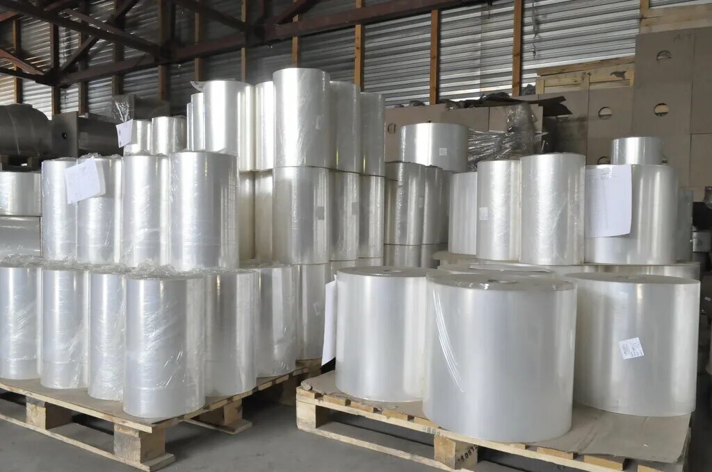 флексопечать гибкой упаковки. пленка полиолефиновая 300мм*1000м(12,5мкм) полурукав. производители упаковочного материала. завод по производству гофрокартона. цех упаковки.