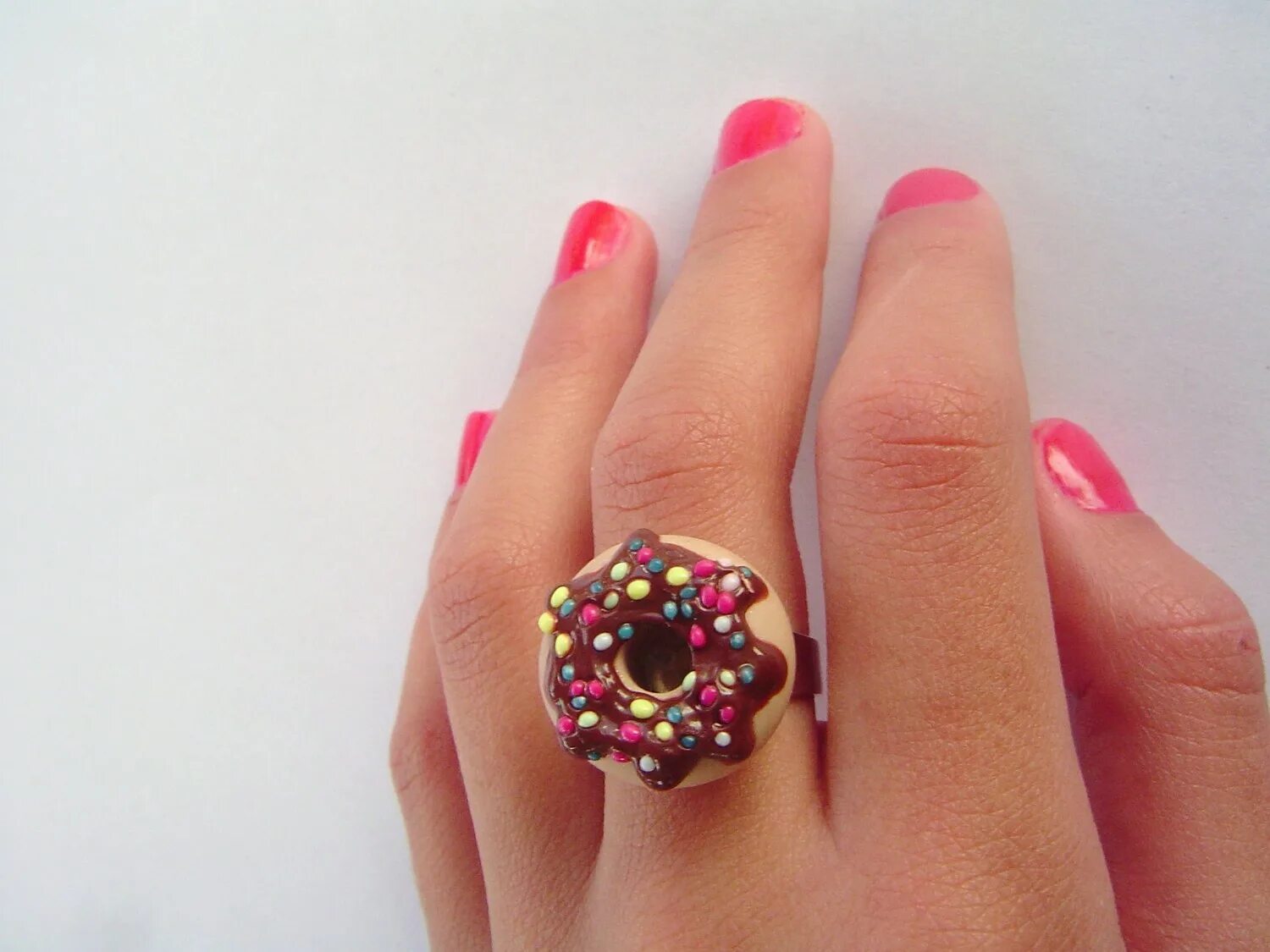 Как слепить кольцо. Колечко из глины. Полимерная глина кольца. Кольцо в виде пончика. Лепка из полимерной глины кольца.